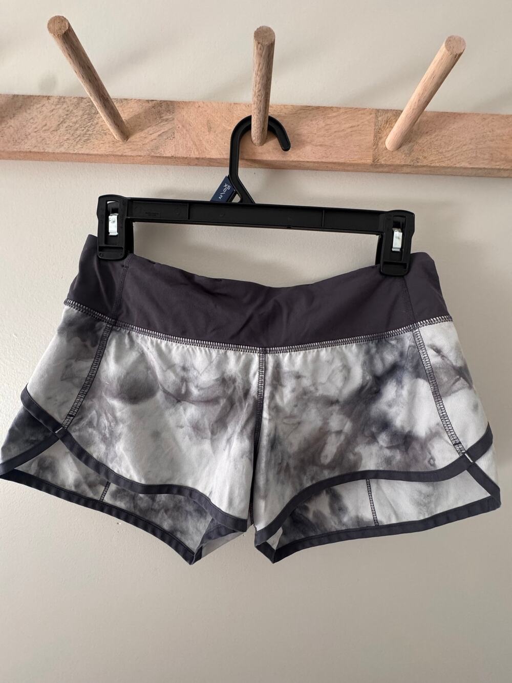 Lululemon Run Speed Short 2.5" Size 4 White Coal Tinted Canvas Super Black